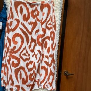 H&M Women’s White/ Brown Patterned Crepe Skirt. Size 6